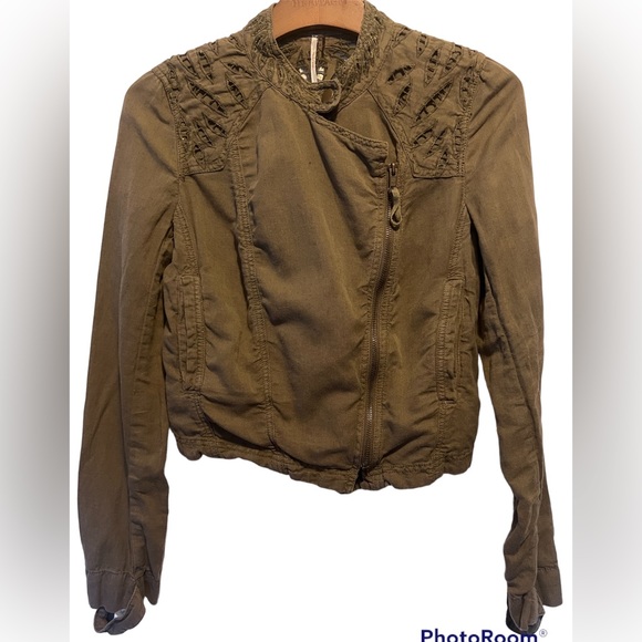 Free People Jackets & Blazers - Free People olive women’s jacket size 6.